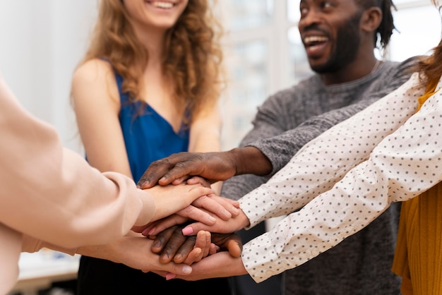 Foto grátis aproxime os colegas que trabalham em equipe