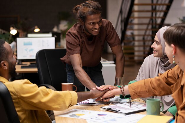 Aproxime os colegas trabalhando juntos