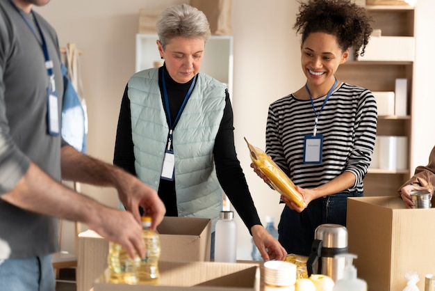 Aproxime os voluntários sorridentes com doações de alimentos