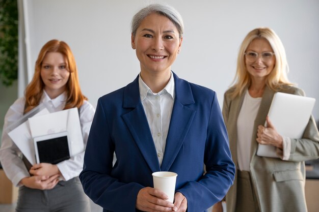 Aproxime-se da equipe da empresa trabalhando