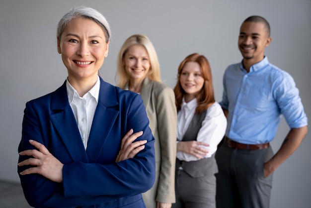 Aproxime-se da equipe da empresa trabalhando