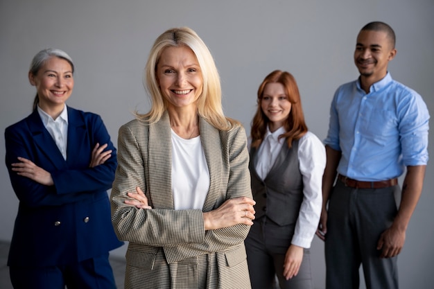 Aproxime-se da equipe da empresa trabalhando