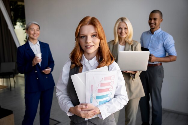 Aproxime-se da equipe da empresa trabalhando