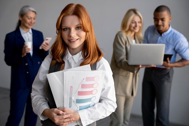 Aproxime-se da equipe da empresa trabalhando