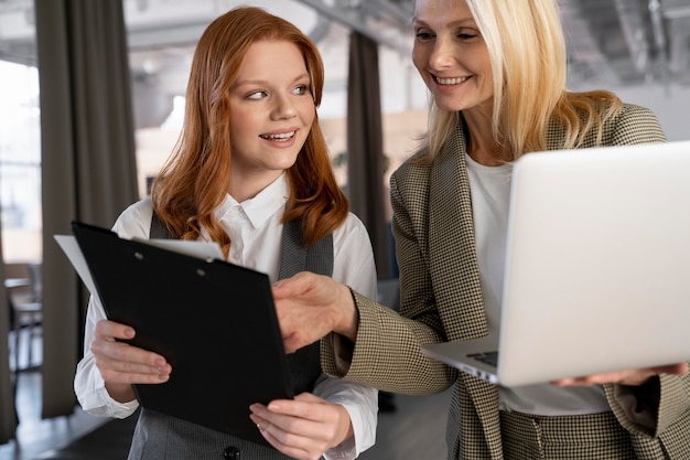 Aproxime-se da equipe da empresa trabalhando