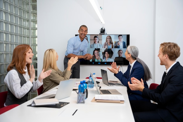 Foto grátis aproxime-se da equipe da empresa trabalhando