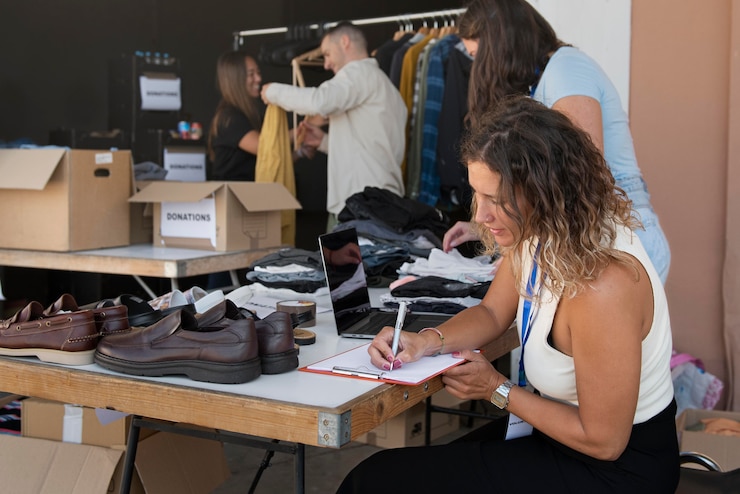 Foto grátis aproxime-se das coisas de organização voluntária para doação