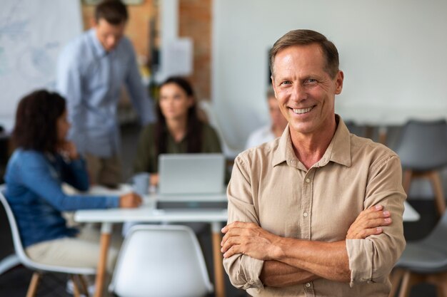 Aproxime-se de uma pessoa sorridente na sala de conferências