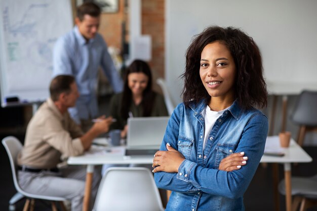 Aproxime-se de uma pessoa sorridente na sala de conferências