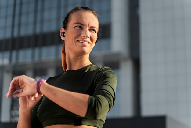 Foto grátis aproxime-se do treinamento de mulher em esporte de diversidade