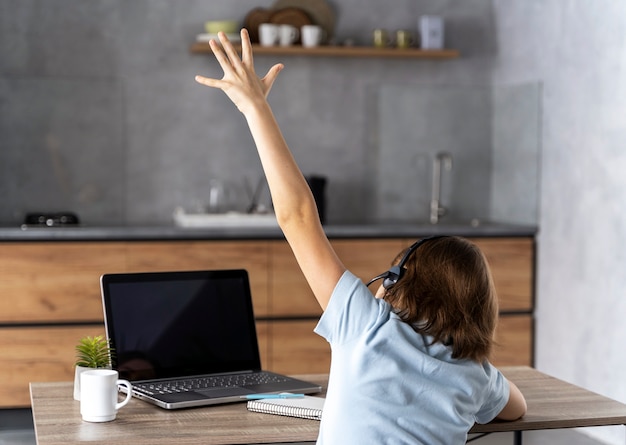 Foto grátis aproxime-se garota estudando online