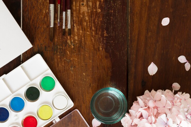 Foto grátis aquarela de pintura e pincéis no local de trabalho de arte