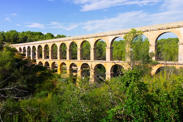 Aqueduto romano antigo na floresta. Tarragona