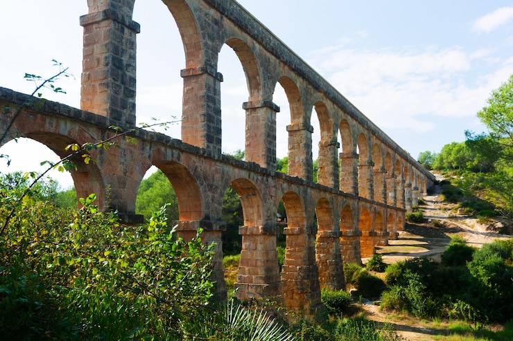 Foto grátis aqueduto romano de ferreres em dia ensolarado