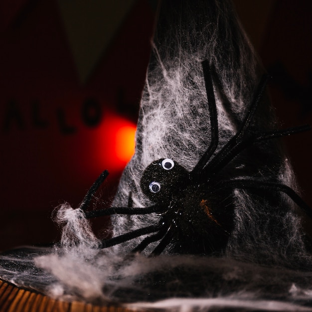 Aranha decorativa no chapéu da bruxa