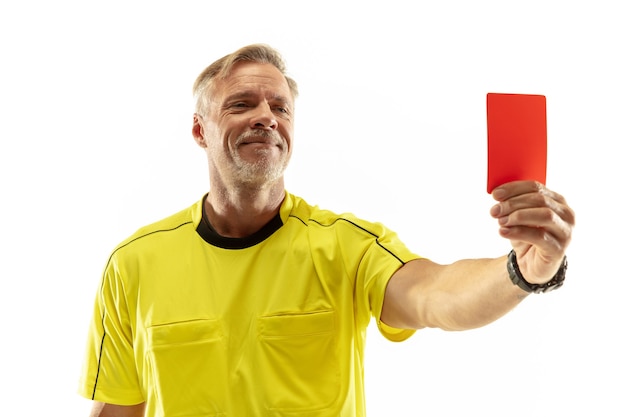 Foto grátis Árbitro mostrando um cartão vermelho para um jogador de futebol ou futebol insatisfeito durante um jogo isolado na parede branca. conceito de esporte, violação de regras, questões polêmicas, superação de obstáculos.