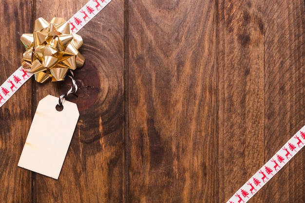 Foto grátis arco e etiqueta perto de fitas de natal