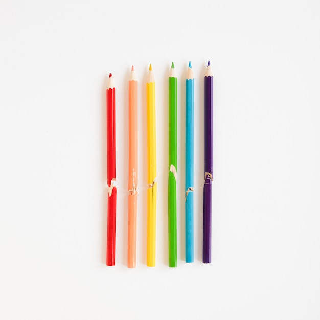 Arco-íris feito de lápis coloridos