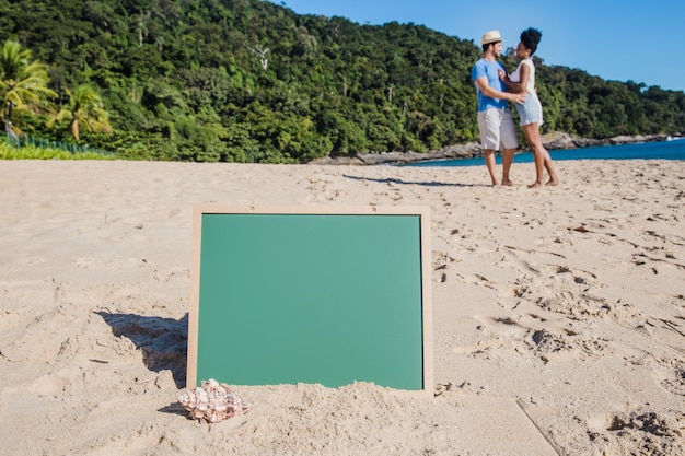 Ardósia e casal na praia