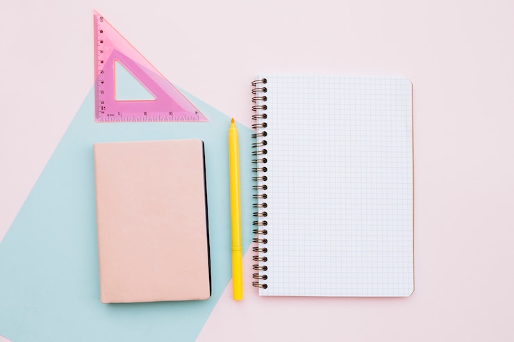 Foto grátis área de trabalho bonita com notebook e régua no fundo rosa