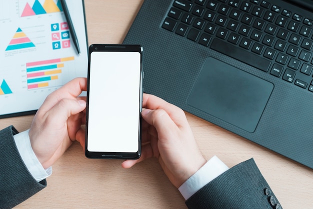 Foto grátis Área de trabalho de escritório com laptop e celular