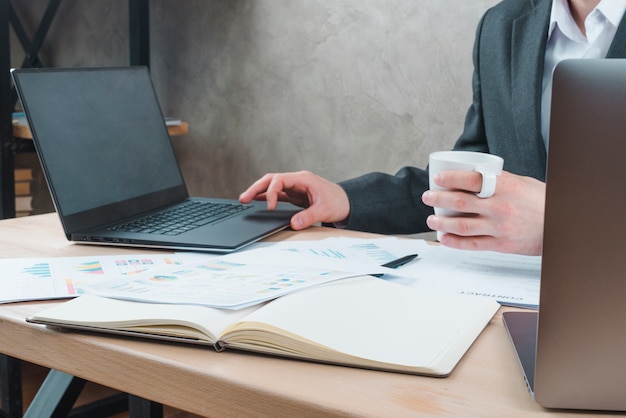 Foto grátis Área de trabalho de escritório com laptop e um notebook