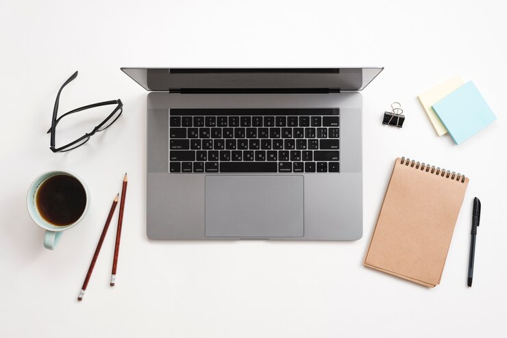 Foto grátis área de trabalho de escritório com laptop e um notebook