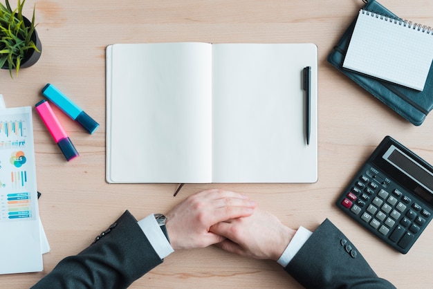 Foto grátis Área de trabalho do escritório com um notebook