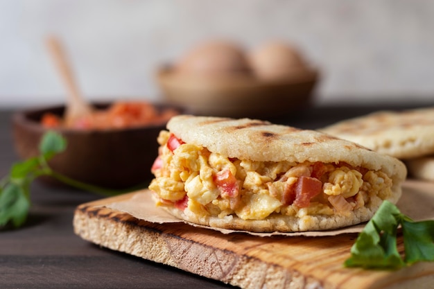 Arepas deliciosas com vegetais