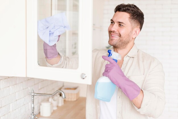 Foto grátis armário de desinfecção do homem sorridente