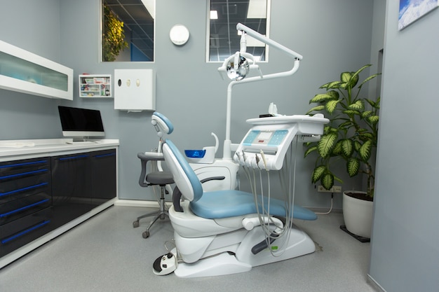 Armário odontológico com vários equipamentos médicos