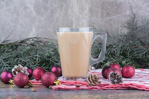 Aroma café com pinhas e bolas de Natal na toalha de mesa. Foto de alta qualidade