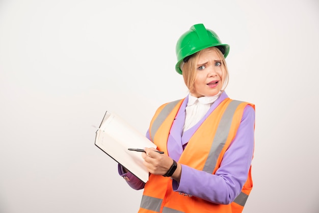 Arquiteta mulher capacete com tablet em branco.