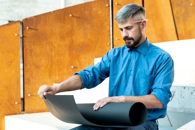 Foto grátis arquiteto com camisa azul e esquemas