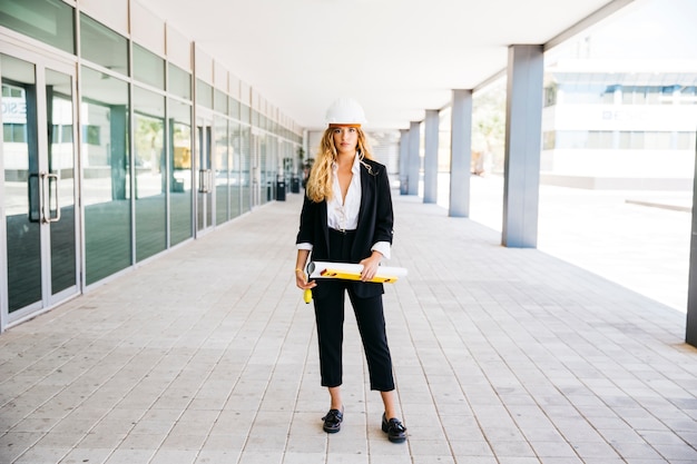 Arquiteto feminino profissional com capacete