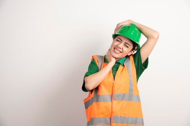 Arquiteto jovem de uniforme e capacete. foto de alta qualidade