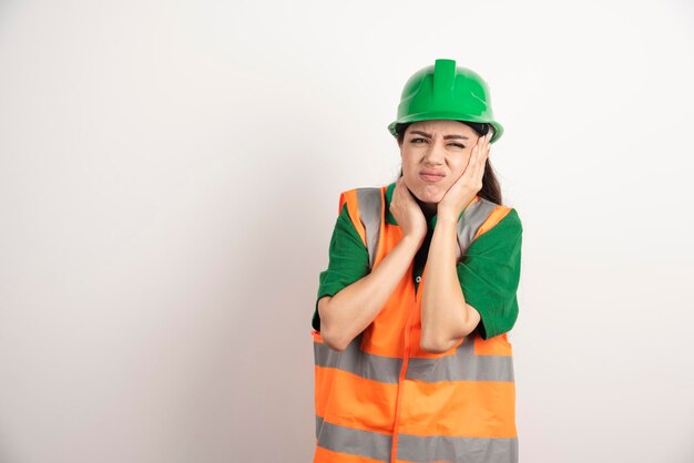 Arquiteto jovem de uniforme e capacete. Foto de alta qualidade