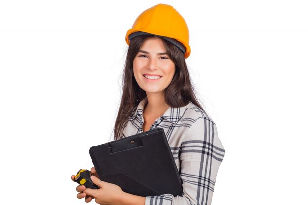 Arquiteto mulher usando capacete de construção e segurando pastas.