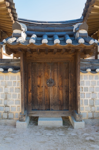 Arquitetura bonita em Namsangol Hanok Village em Seul, Coréia