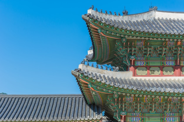 Arquitetura bonita no palácio de Gyeongbokgung na cidade de Seul