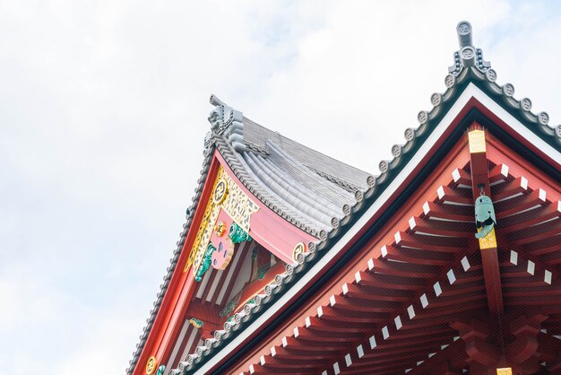 Arquitetura bonita no templo de Sensoji em torno da área de Asakusa no Japão