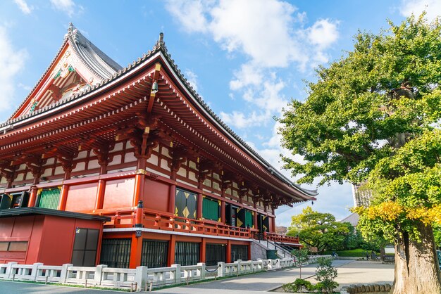 Arquitetura bonita no templo de Sensoji em torno da área de Asakusa no Japão