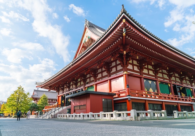 Arquitetura bonita no templo de Sensoji em torno da área de Asakusa no Japão