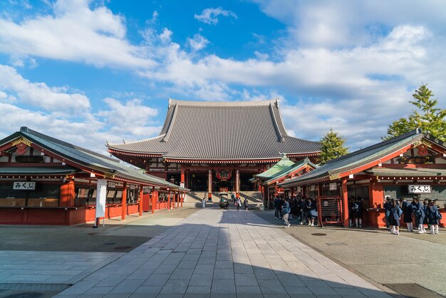 Arquitetura bonita no templo de Sensoji em torno da área de Asakusa no Japão