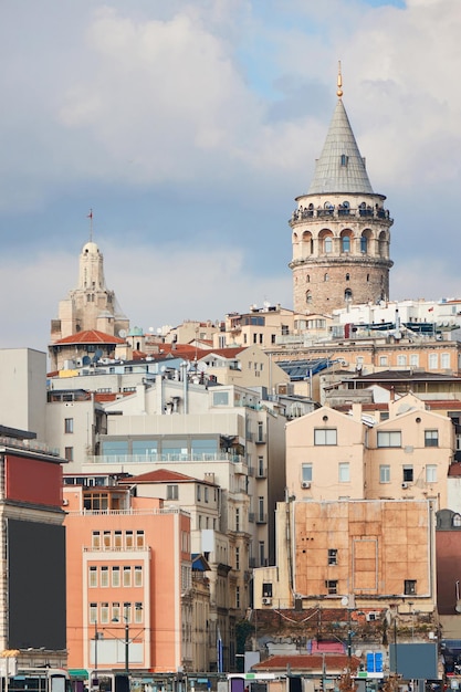 Arquitetura histórica do distrito de Beyoglu e marco medieval da torre Galata em Istambul Turquia