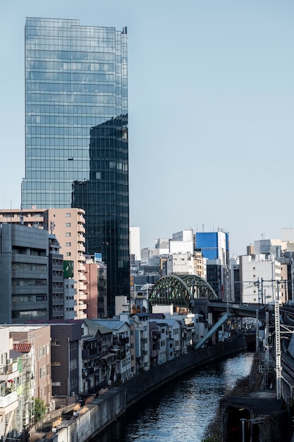 Foto grátis arranha-céu de paisagem urbana do japão