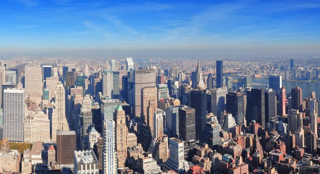 Arranha-céus da cidade de Nova York em Midtown Manhattan vista panorâmica aérea durante o dia.