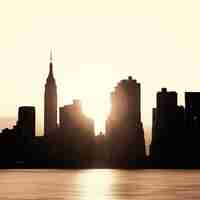 Foto grátis arranha-céus de nova york silhueta vista urbana ao nascer do sol.