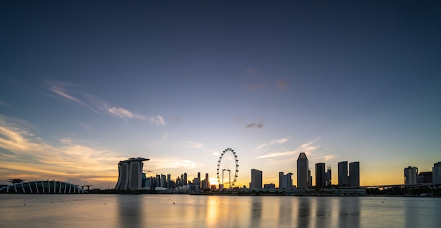 Arranha-céus de Singapura ao anoitecer