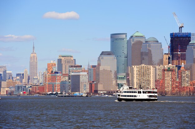 Arranha-céus e barco de New York City Manhattan